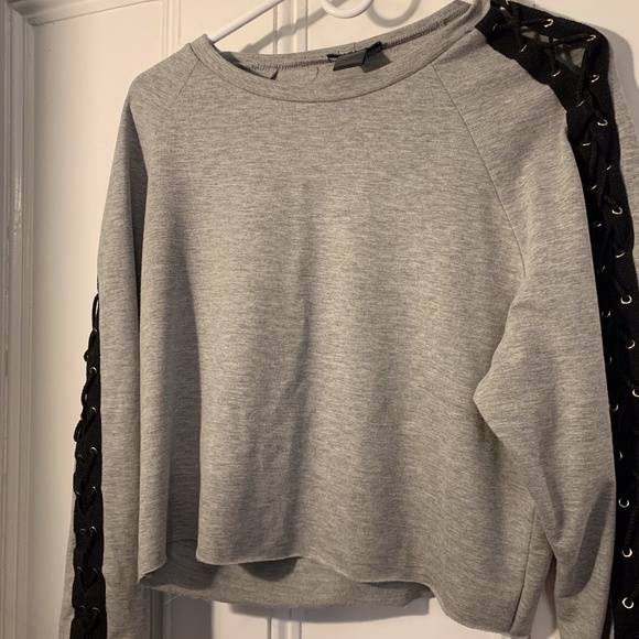 Hot Topic Woman's Cropped Grey w Black lace up Long Sleeve Sweatshirt XS - Picture 2 of 6